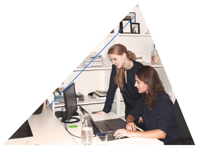 Marlen und Anita Stundner bei der Arbeit an einer Webseite - rechnerherz