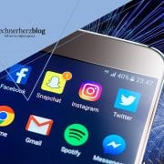 Smartphone mit Social Media Apps